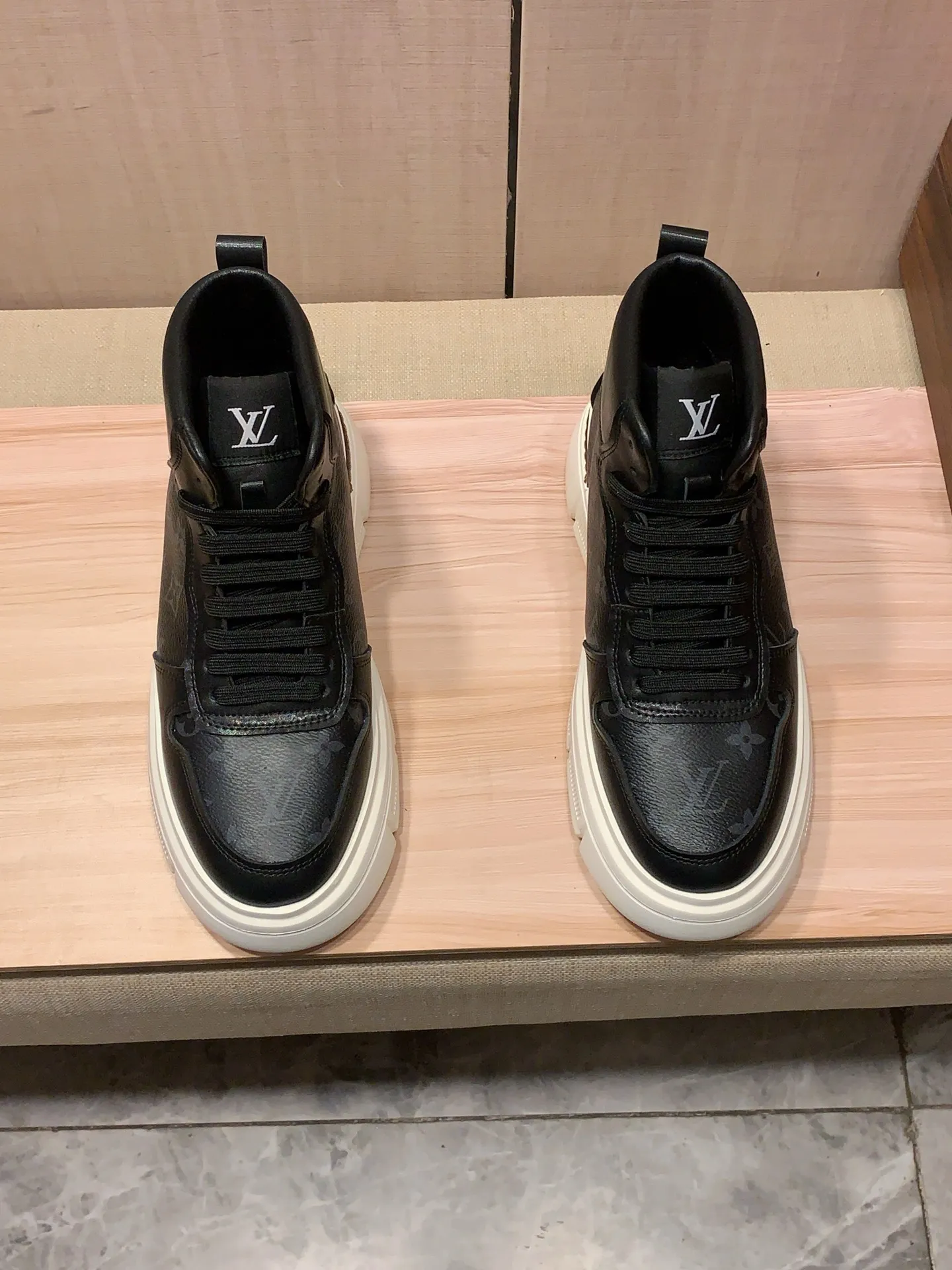 High-top men's shoes 💰442💰💰🎩🎩[Lightning][Lightning] "Lv*" The latest • popular casual shoes, top brand [Seduce] luxury~purchase, top~quality. [Strong] The upper is made of imported breathable cowhide with material ➕ breathable sheepskin feet (•) and fine workmanship. The original stylish and stylish soft rubber wear-resistant and non-slip outsole is light and comfortable on the feet. The real thing looks better when photographed. 122: code: 38-44, 2️⃣ colors selected
